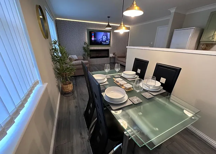 Modern 2-Bedroom Near Manchester With Free Parking